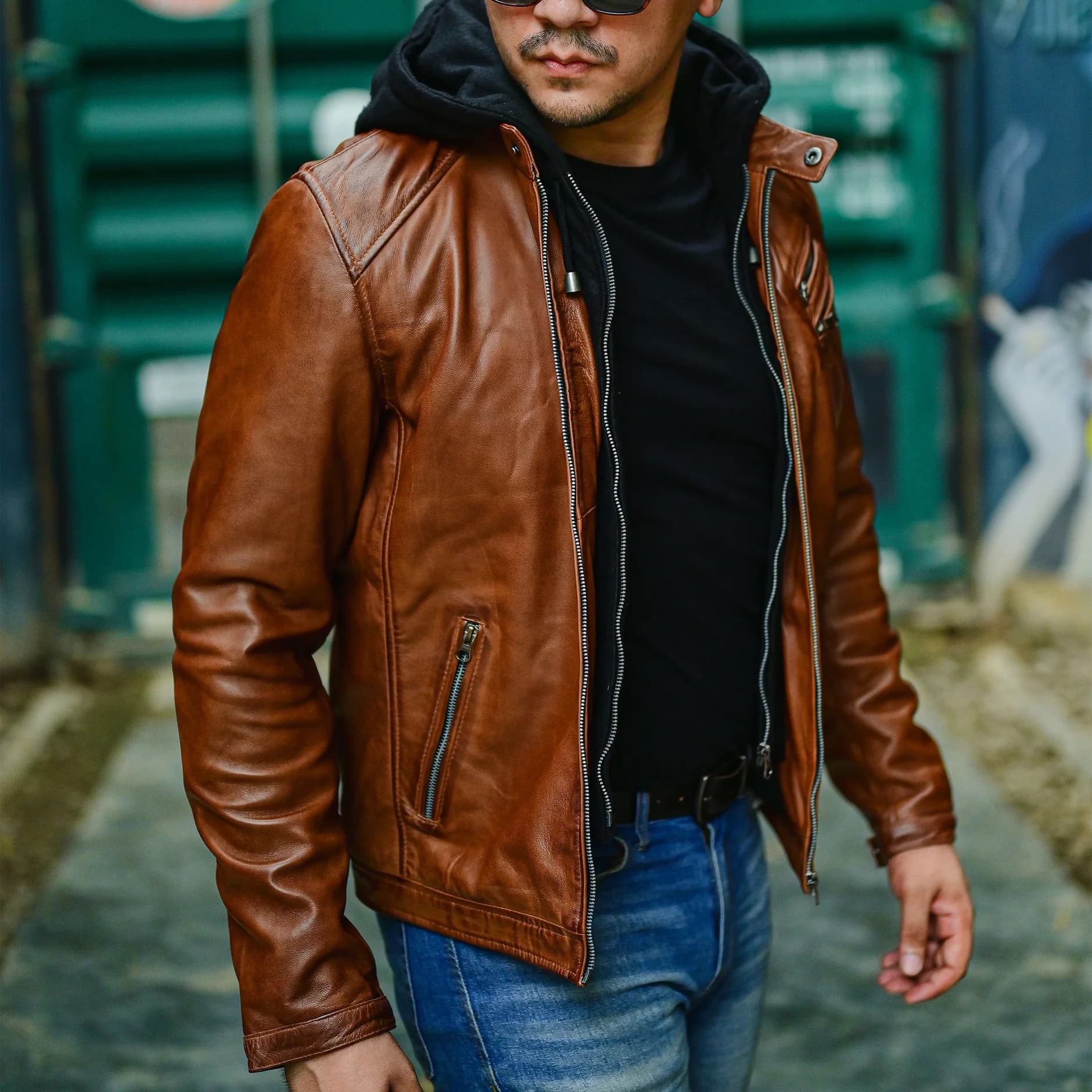 Warum die Lederjacke Herren Schwarz von Crone der perfekte Begleiter für jede Jahreszeit ist