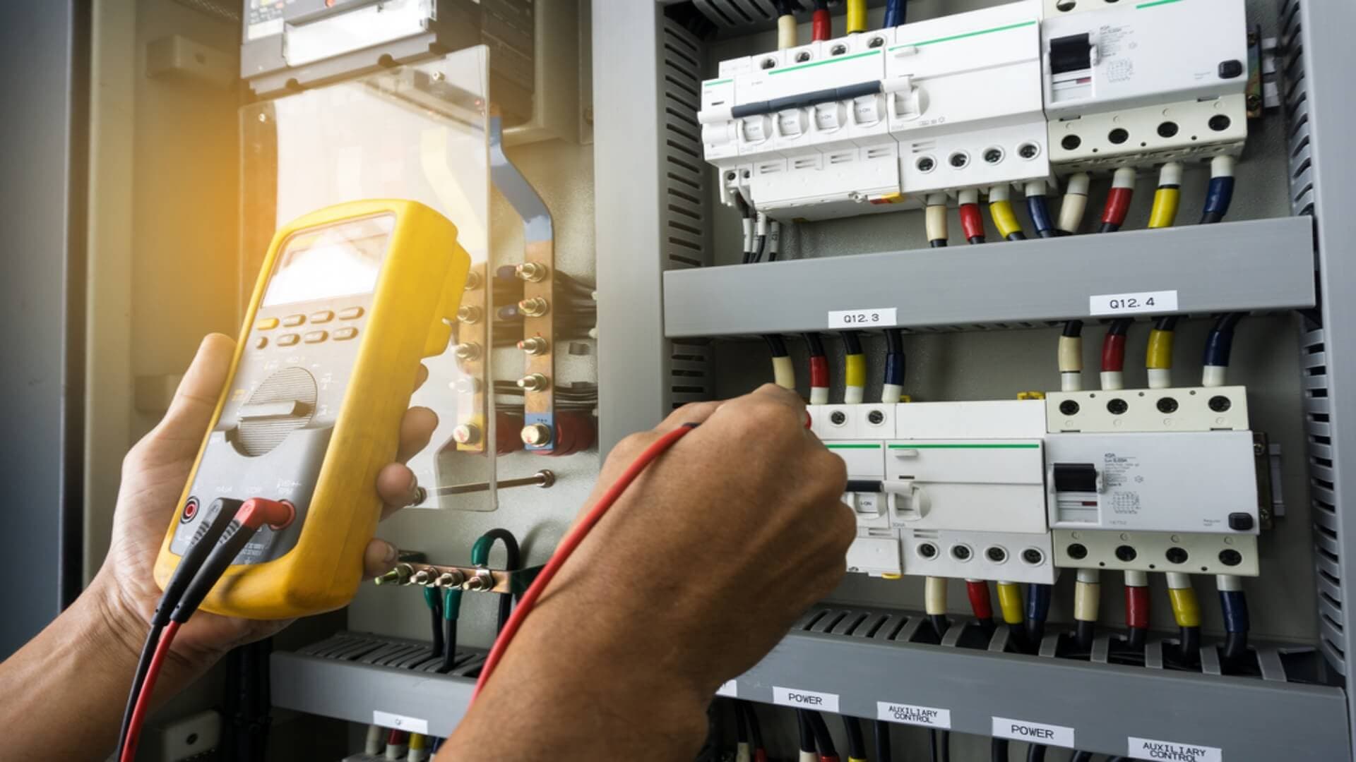 DGUV V3 Prüfung: So organisieren Sie die Prüfintervalle richtig