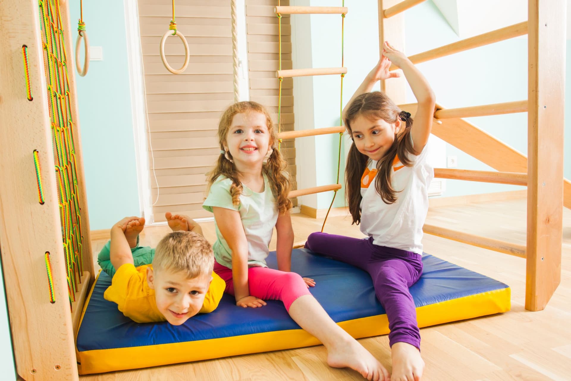 Indoor Spiele Kinder, die Regentage in Lieblingstage verwandeln