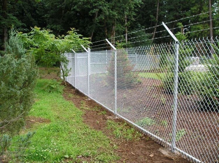 Geschützte Eleganz: Wie Doppeldrahtgeflechtzäune die Ästhetik von Immobilien verbessern