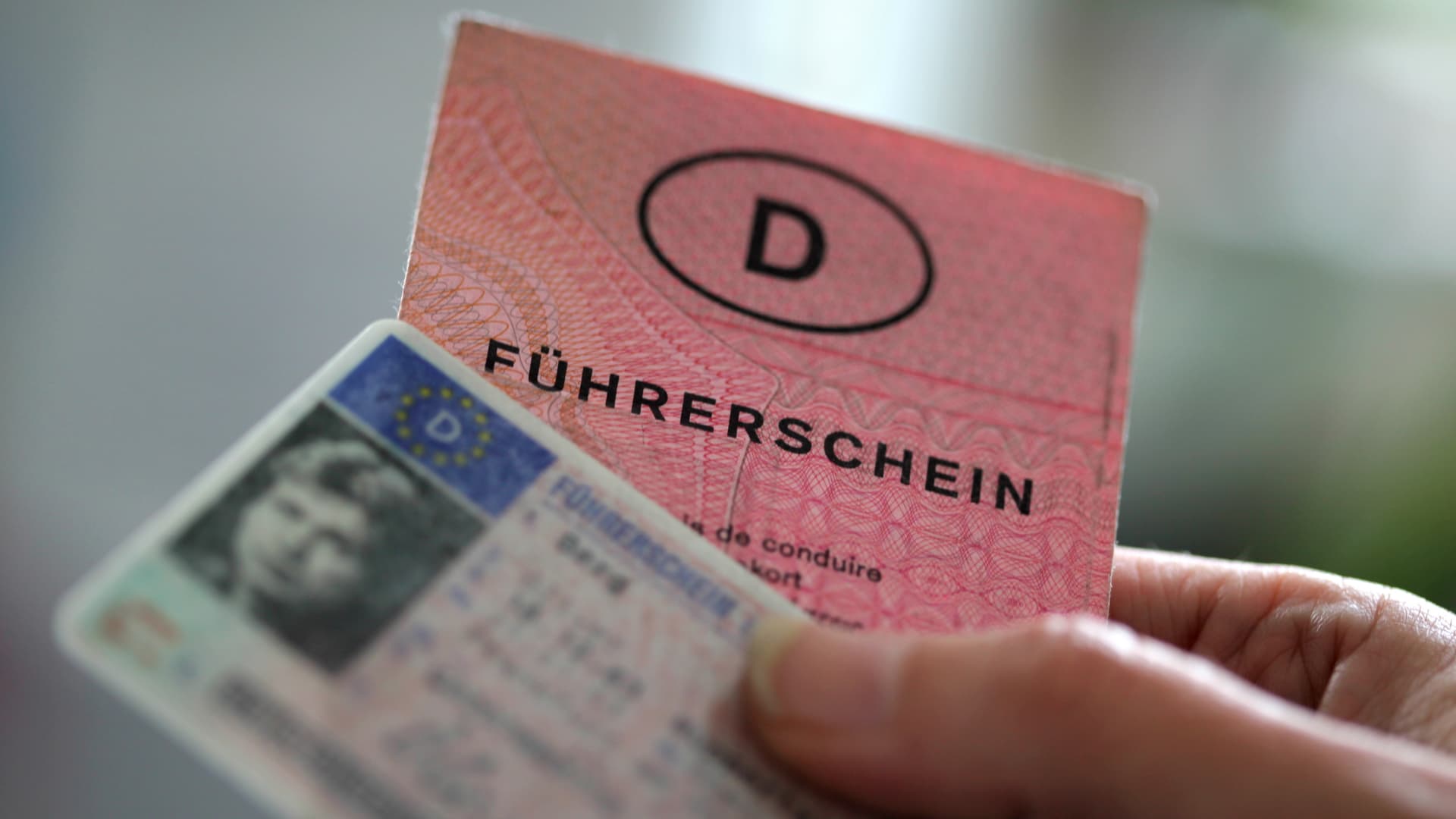 Wie kann ich den Führerschein einer anderen Person überprüfen?