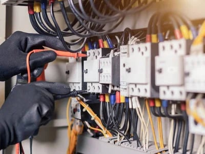 Welche Auswirkungen die DGUV V3 Prüfung und die VDE Prüfung auf die Versicherungskosten haben