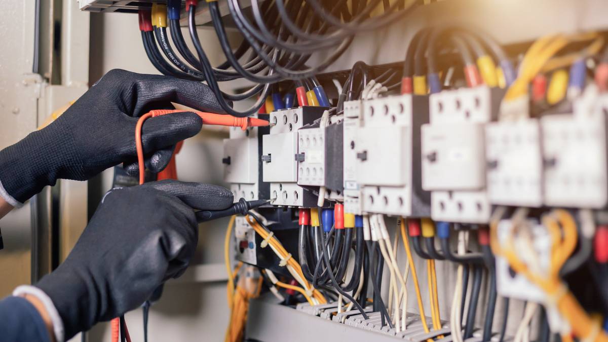 Welche Auswirkungen die DGUV V3 Prüfung und die VDE Prüfung auf die Versicherungskosten haben